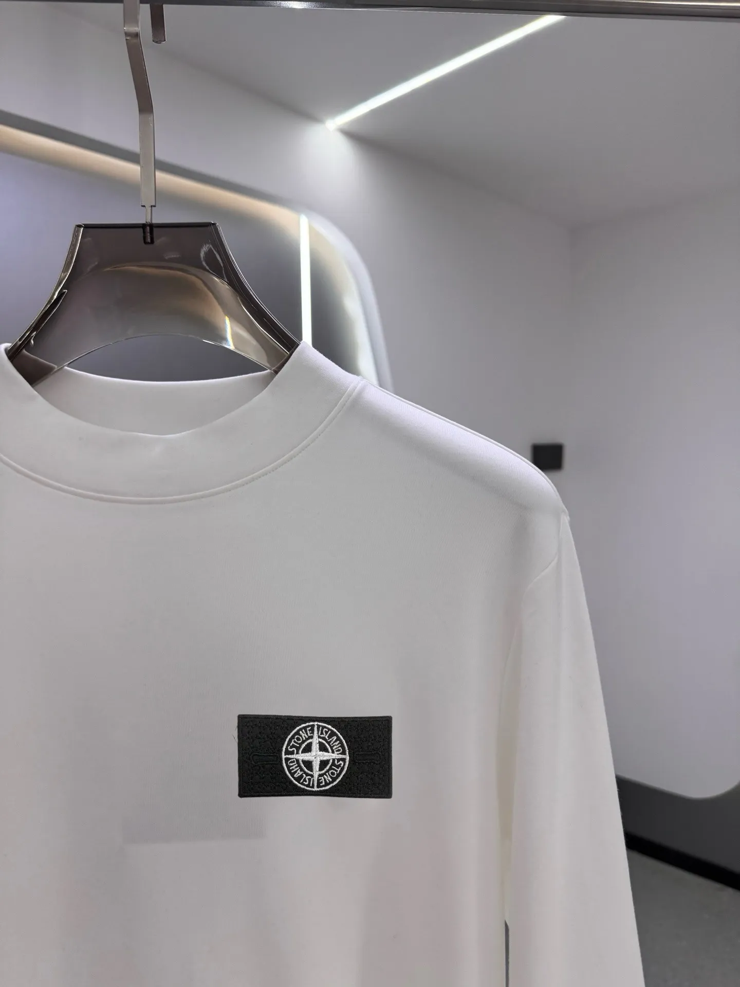 P220 Stone Island 2025 autumn and winter men's latest trade order mid-collar bottoming shirt, in full condition! ! Designed with logo embroidery! Customized 100% pure cotton fabric! Weighing 330g, the upper body is comfortable and breathable, not stiff, and has a rich three-dimensional feel overall. It is a quality export order that meets the simple needs of commuters. The upper body effect is very good, slimming, and not picky about the figure. The fabric workmanship is impeccable. Black White Size: XS-2XL